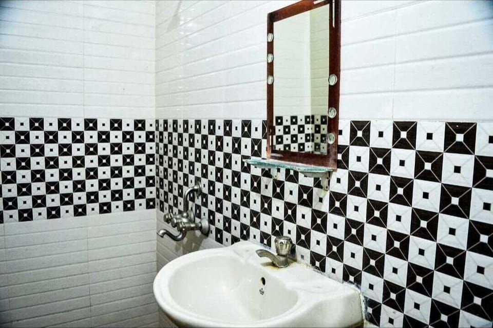 Deluxe Room | Bathroom | Shower, towels, soap, shampoo