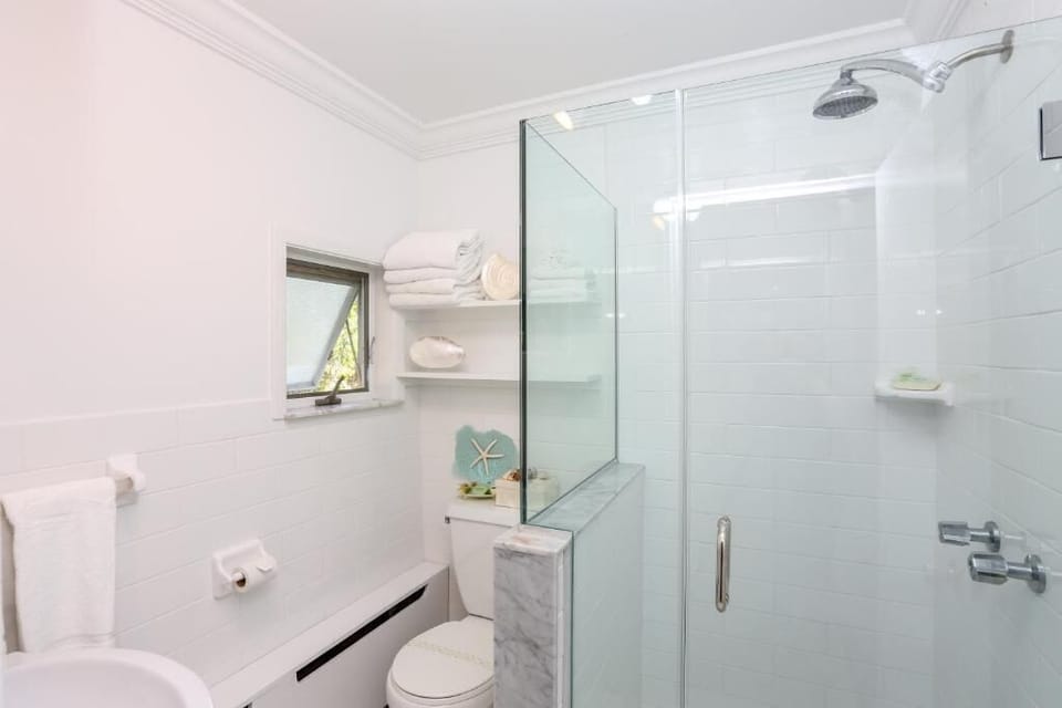 Double Room | Bathroom | Shower, free toiletries, hair dryer, towels