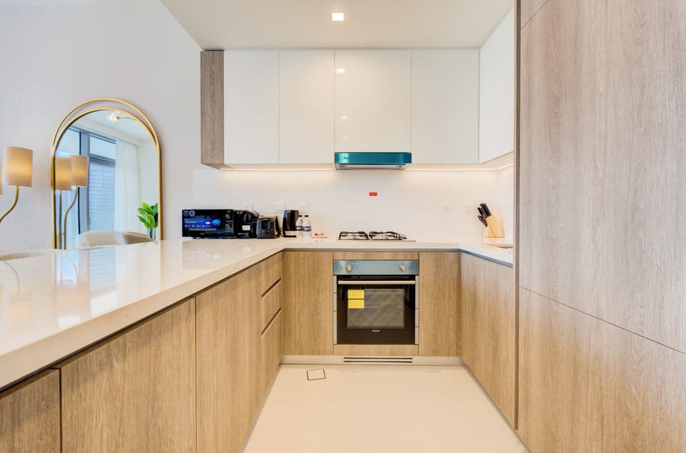 Deluxe Apartment, Balcony, Marina View | Private kitchen | Espresso maker, electric kettle