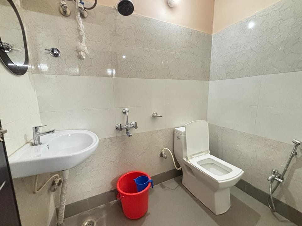 Standard Double Room, 1 Bedroom | Bathroom | Shower, slippers, towels