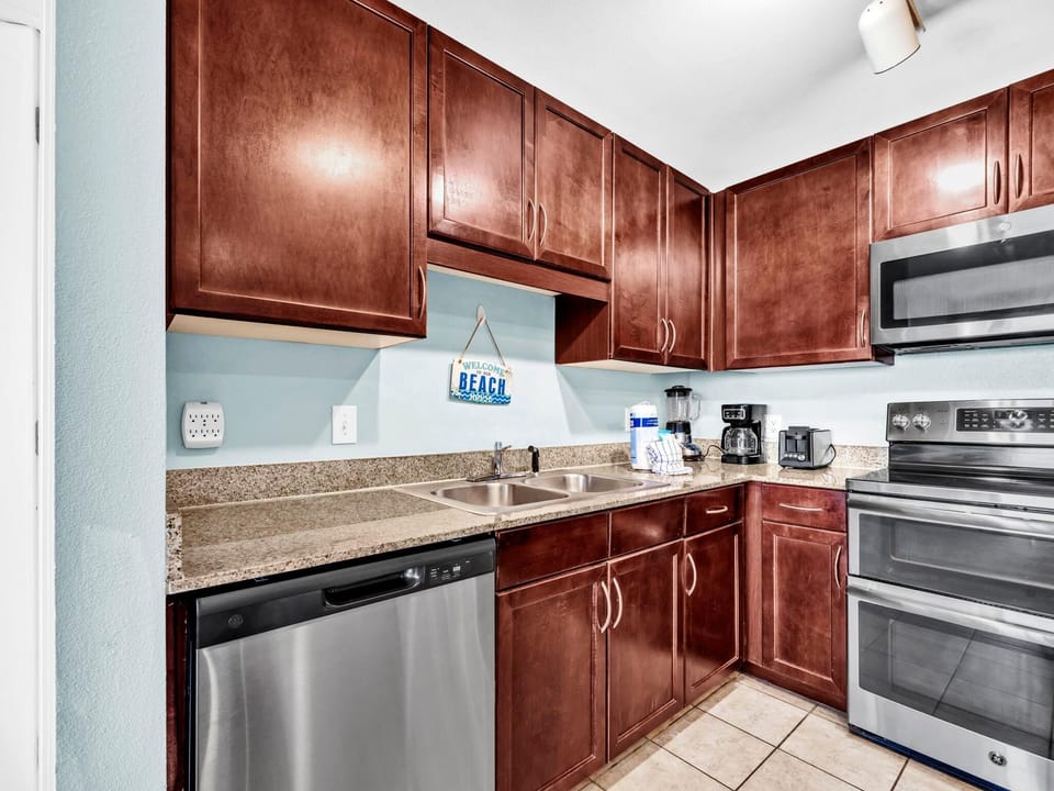 Condo, Multiple Beds (Laketown Wharf 331) | Private kitchen