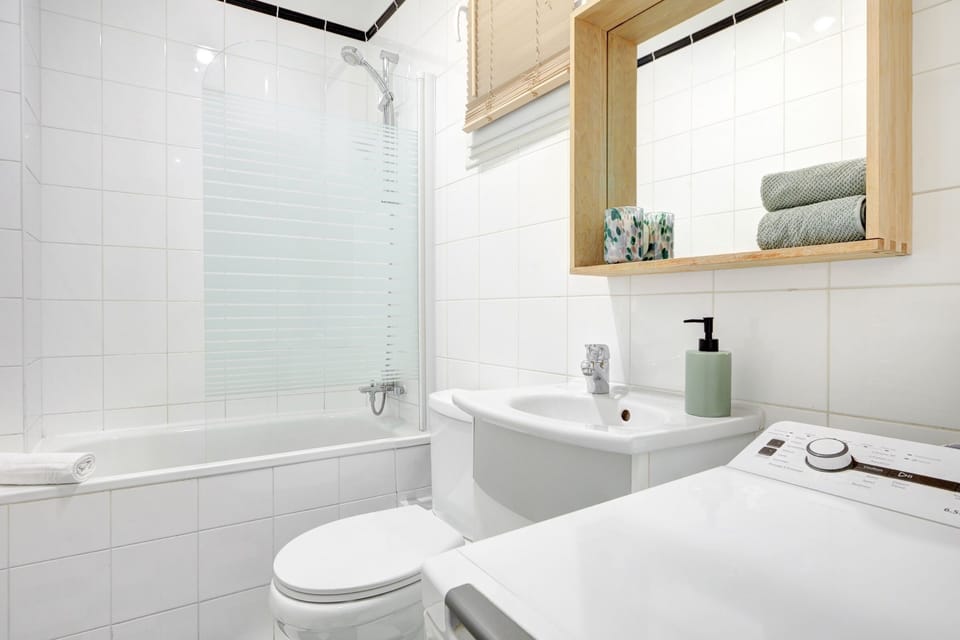 City Studio, 1 Double Bed with Sofa bed, Non Smoking, Courtyard View | Bathroom