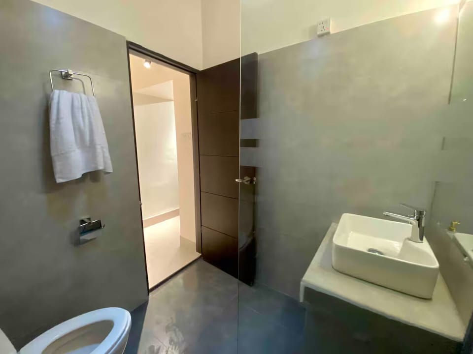 Deluxe Room, City View | Bathroom | Shower, free toiletries, hair dryer, towels
