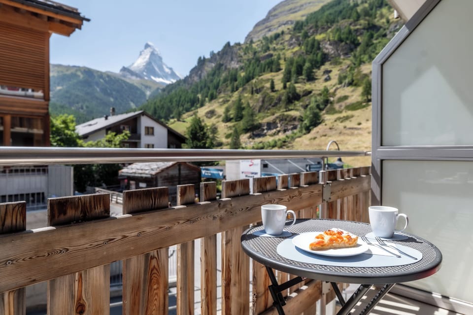 Deluxe Studio, Balcony, Mountain View | Terrace/patio