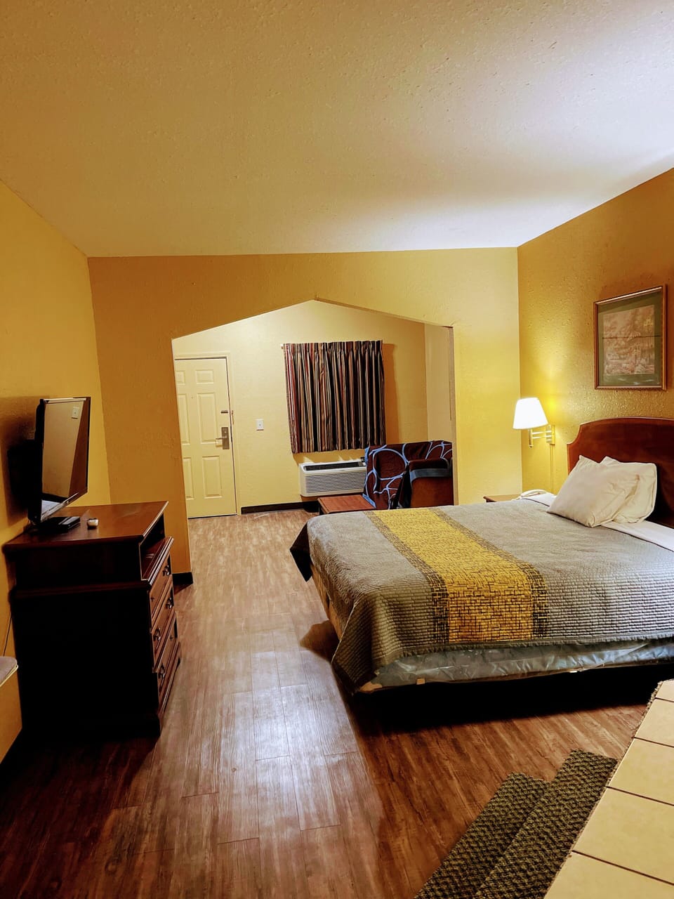 Single Room | Blackout drapes, soundproofing, free WiFi, bed sheets