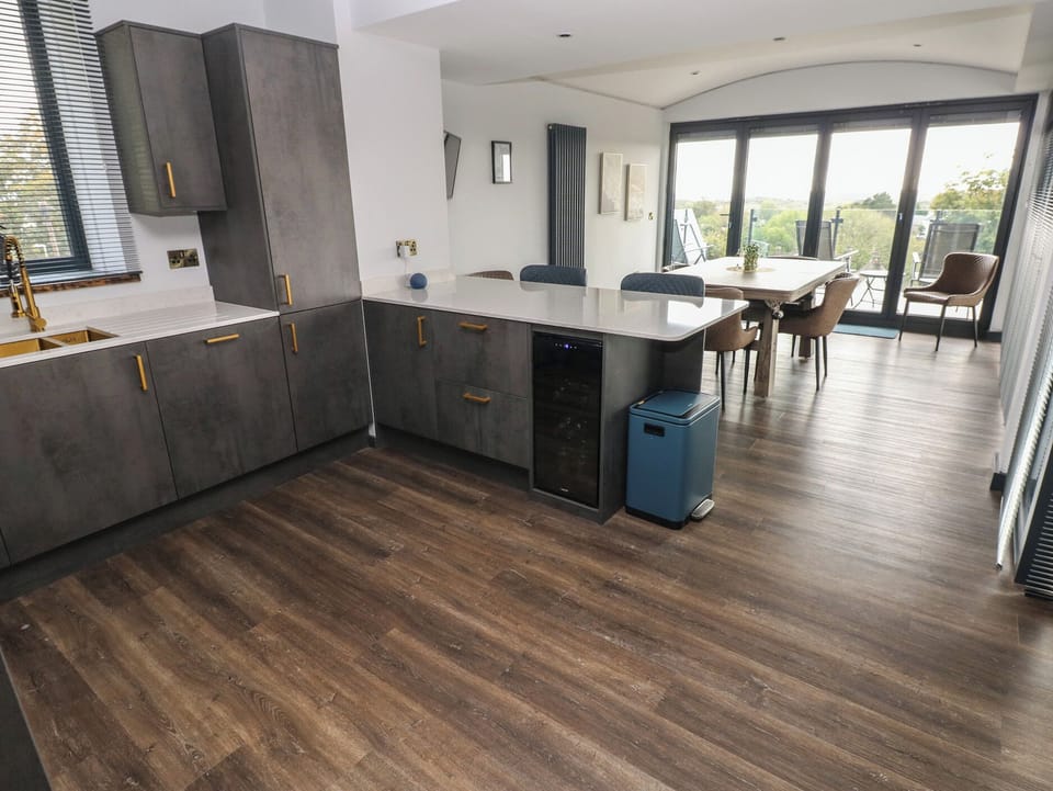 Cottage | Private kitchen | Fridge, microwave, dishwasher, cookware/dishes/utensils