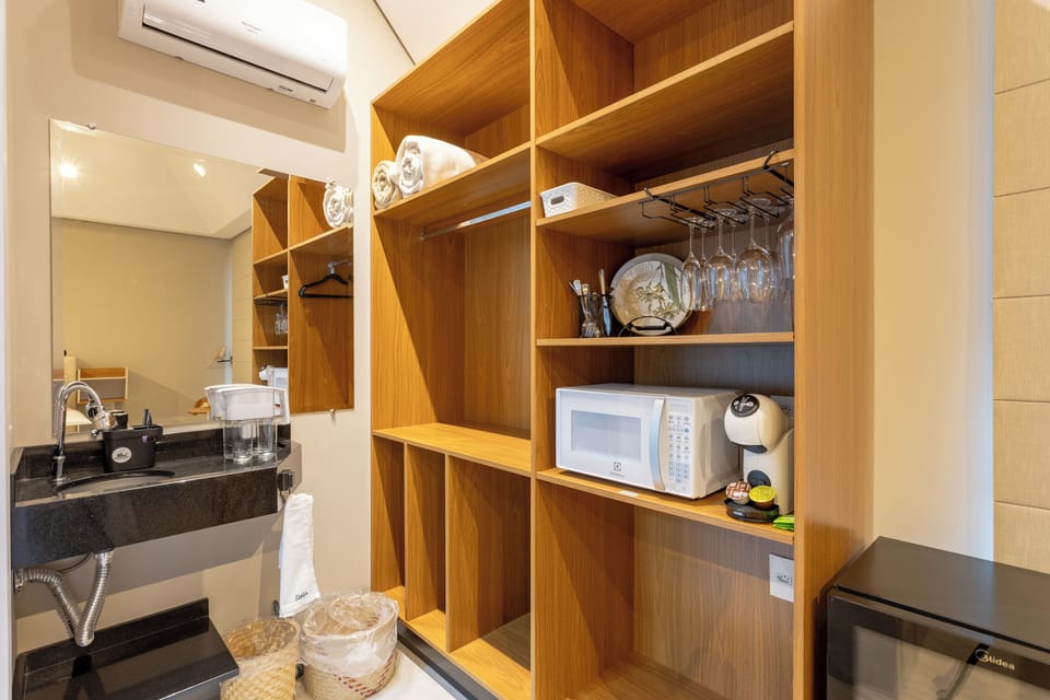 Suite | Private kitchen | Mini-fridge, microwave