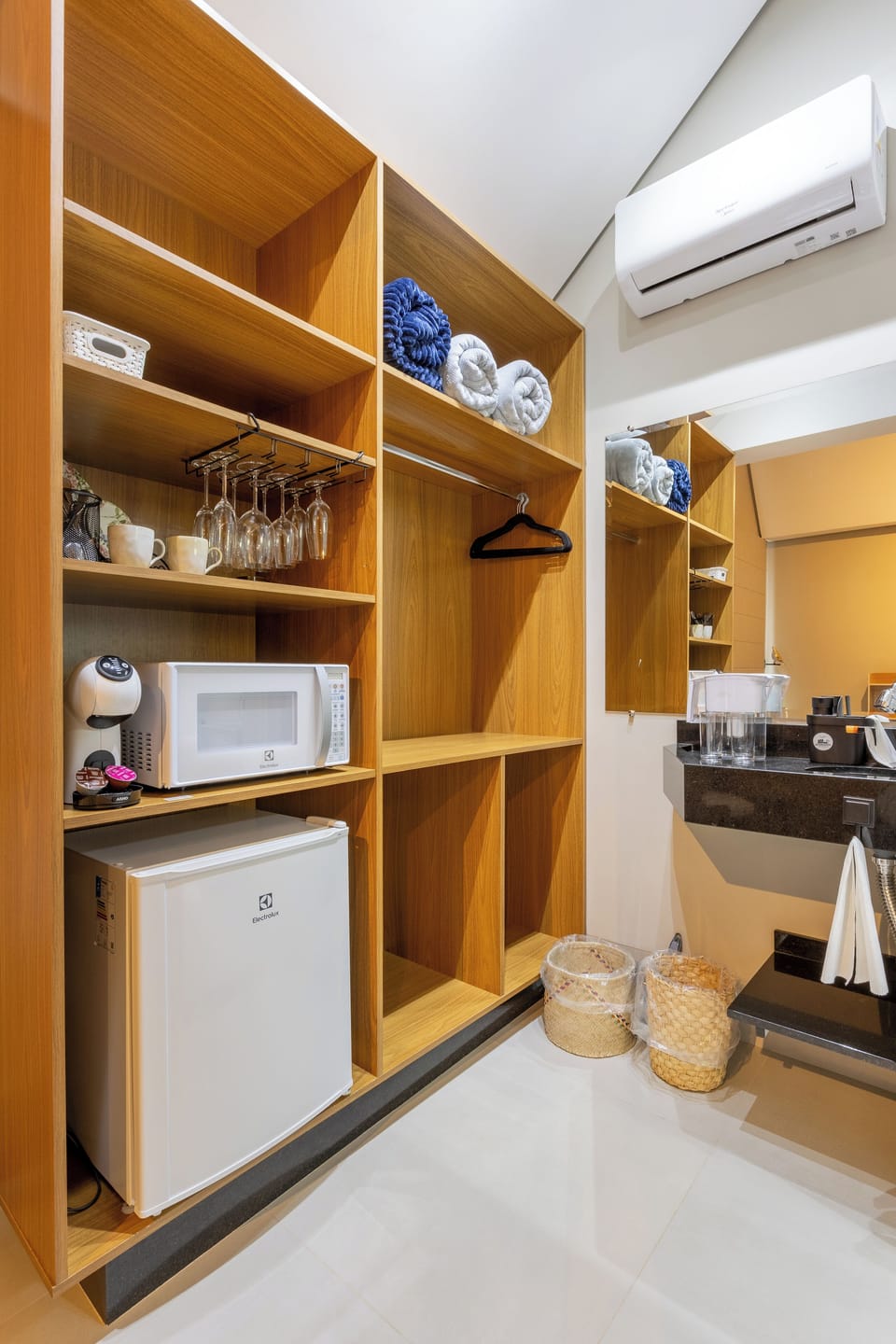 Suite | Private kitchen | Mini-fridge, microwave