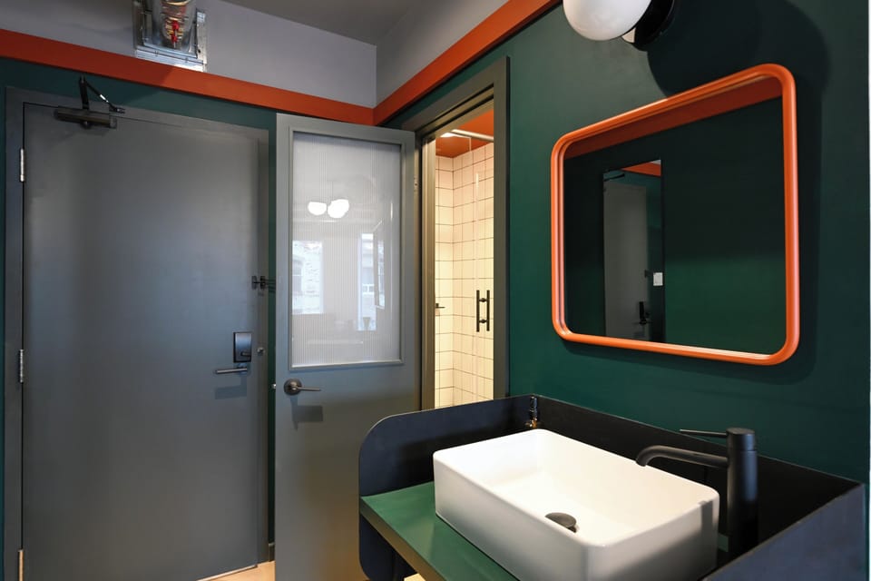 Premium Studio Suite, 1 Queen Bed | Bathroom sink