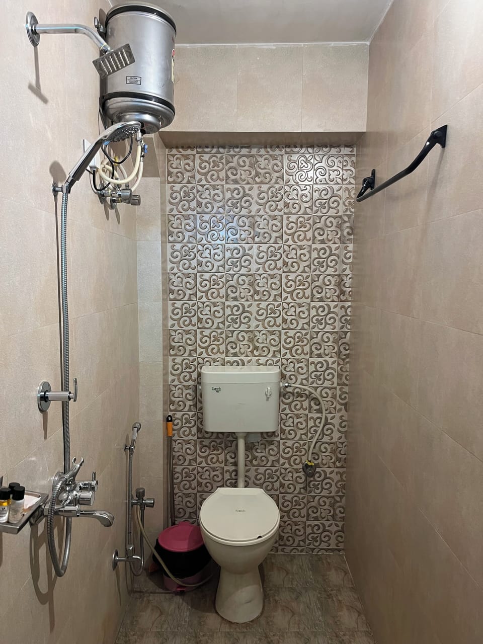 Deluxe Room | Bathroom | Shower, free toiletries, hair dryer (on request), towels