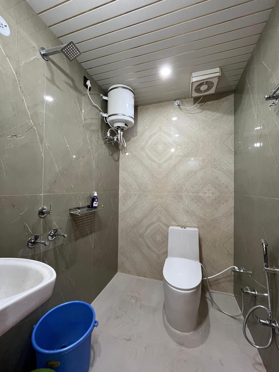Comfort Quadruple Room | Bathroom | Shower, towels