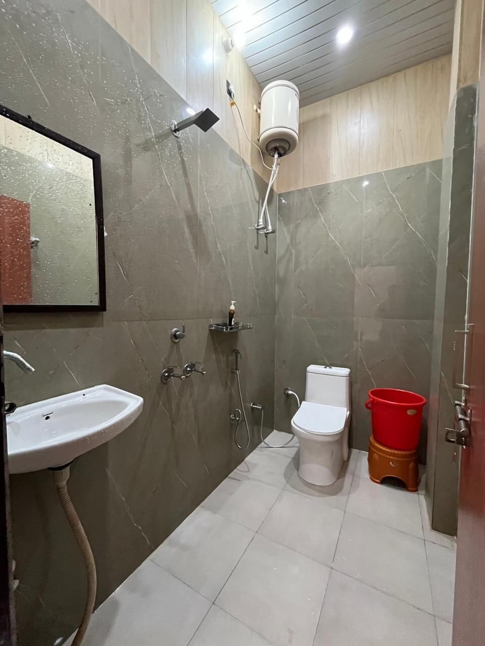 Comfort Triple Room | Bathroom | Shower, towels