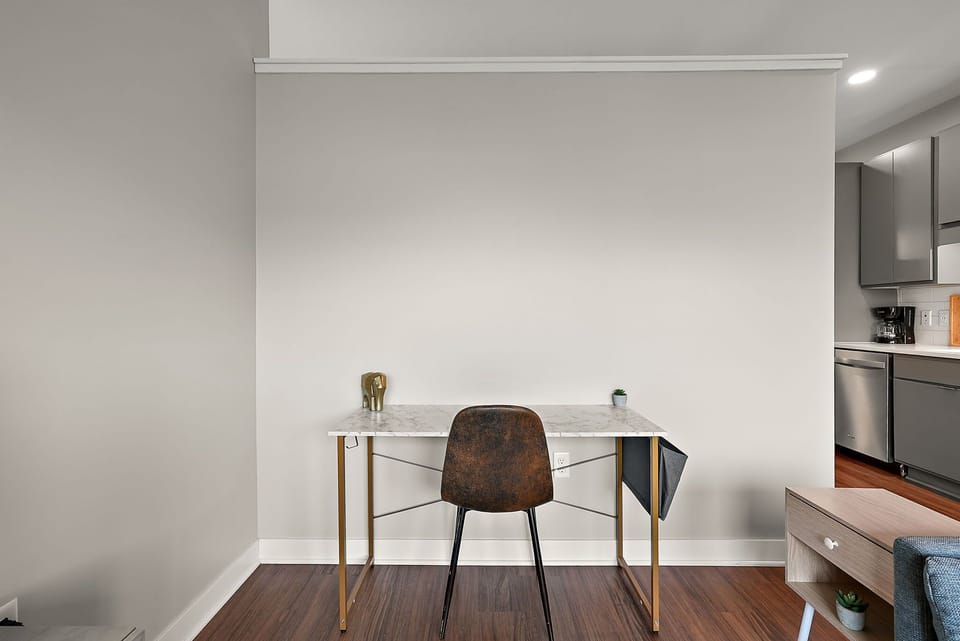 Studio | Desk, laptop workspace, iron/ironing board, free WiFi