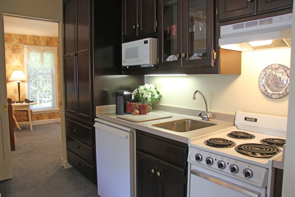 Suite, 1 Bedroom (Whirlpool) | Private kitchenette | Coffee/tea maker
