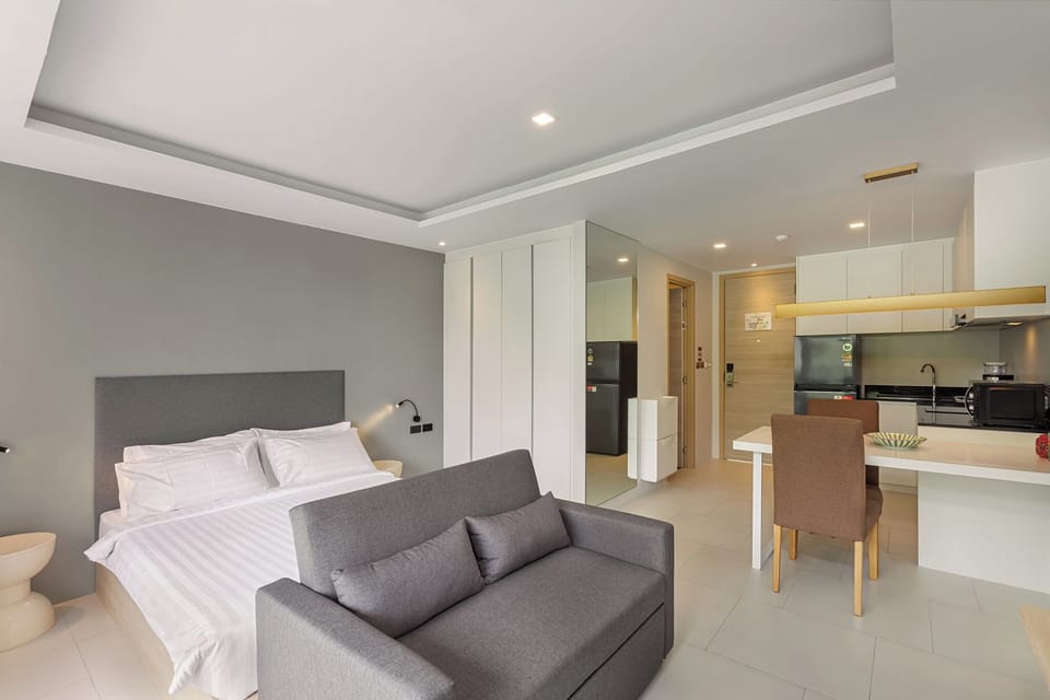Standard Studio, Mountain View | In-room safe, iron/ironing board, free WiFi