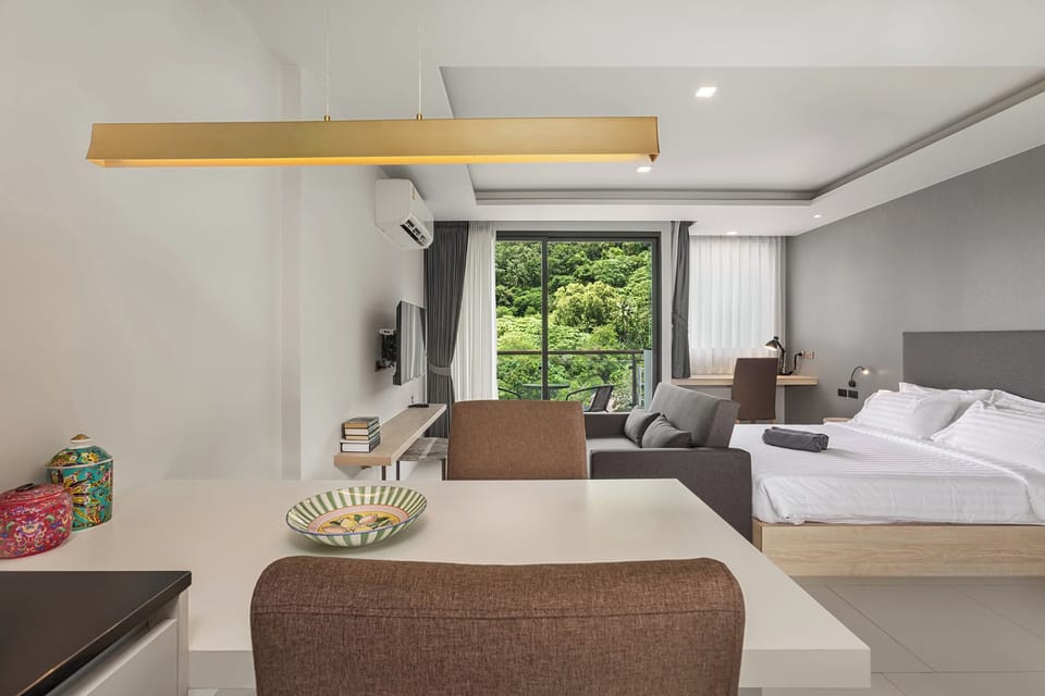 Standard Studio, Mountain View | In-room safe, iron/ironing board, free WiFi