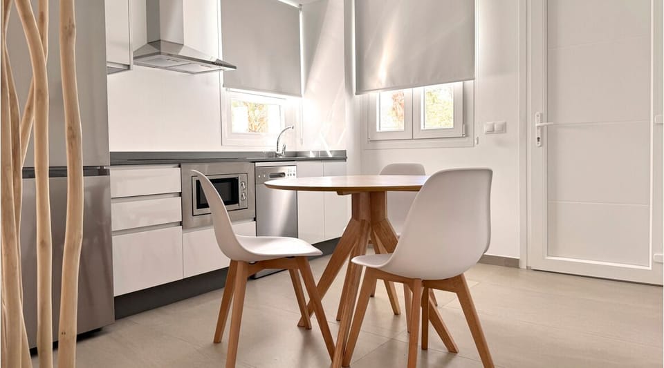 Estudio Deluxe, vistas a la piscina | Private kitchen | Fridge, microwave, stovetop, dishwasher