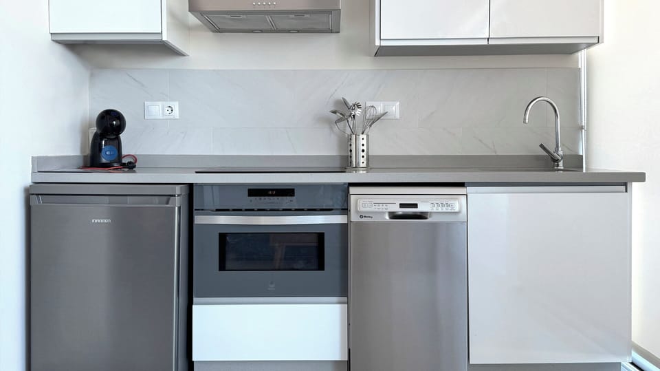 Estudio Deluxe, vistas al mar | Private kitchen | Fridge, microwave, oven, stovetop