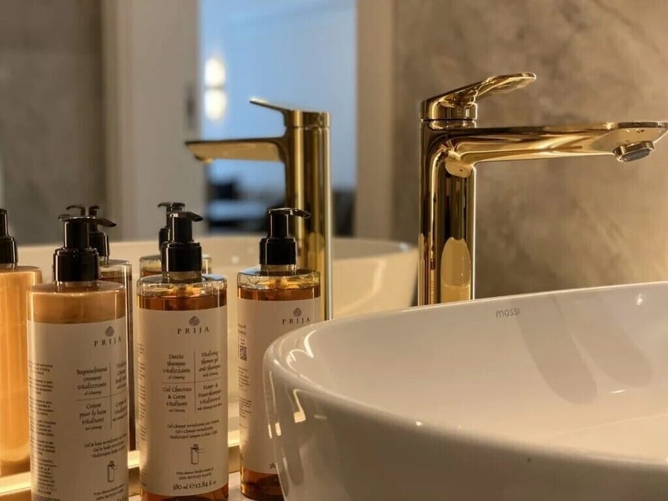 Apartament Sky View | Bathroom | Shower, free toiletries, hair dryer, bathrobes