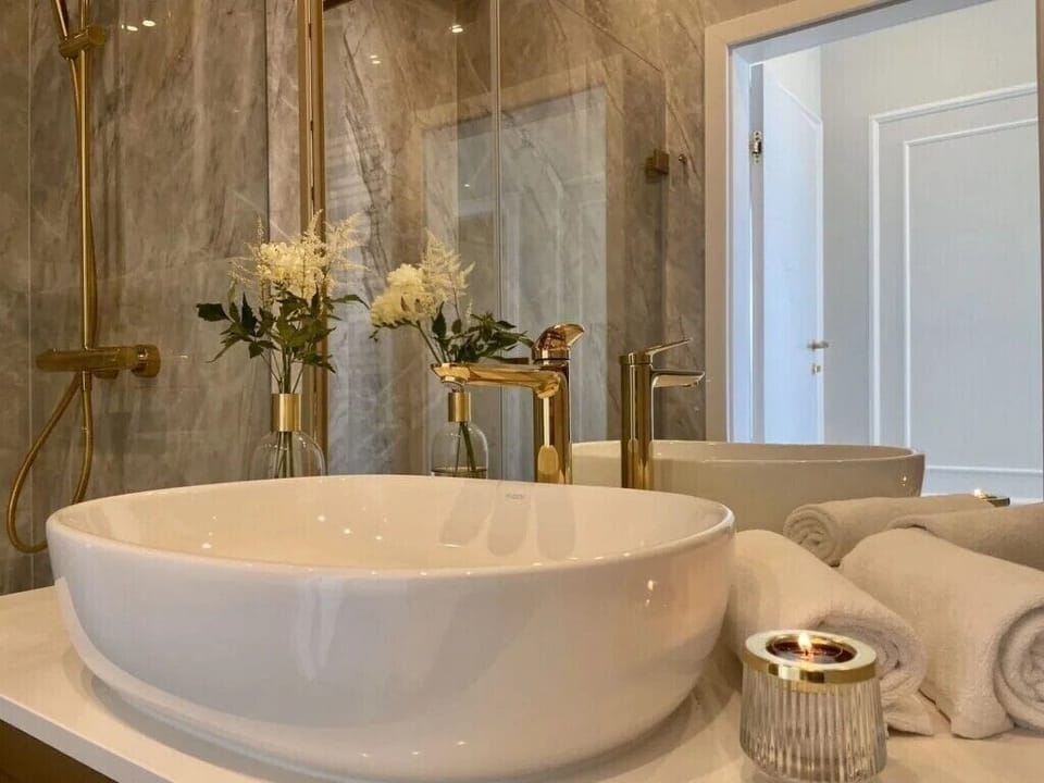 Apartament Sky Plus | Bathroom | Shower, free toiletries, hair dryer, bathrobes