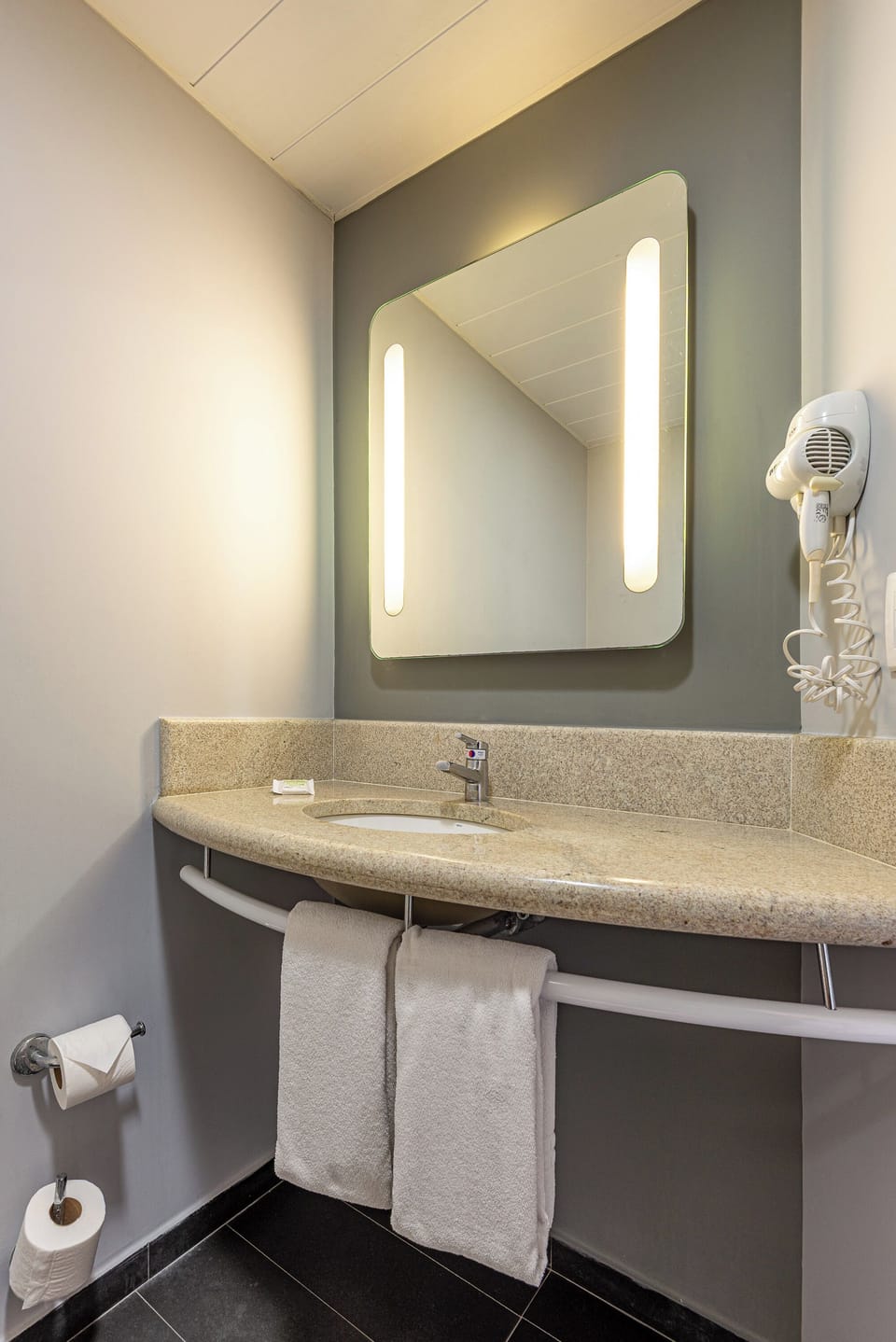 Standard Double Room, City View | Bathroom | Shower, free toiletries, hair dryer, towels