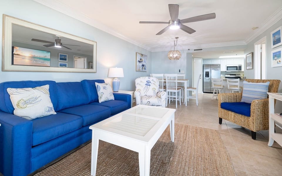 Condo, 2 Bedrooms | Living area