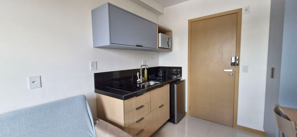 Basic Apartment | Private kitchen | Mini-fridge, microwave, cookware/dishes/utensils