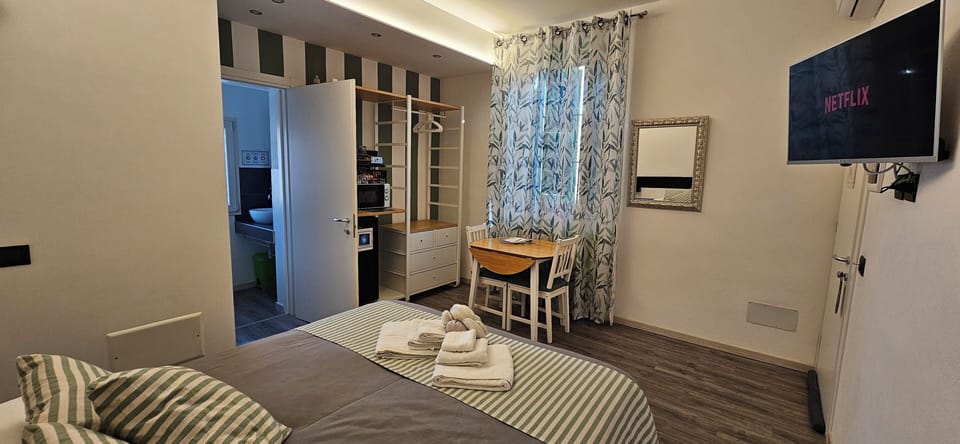 Double or Twin Room, Patio, Courtyard View | Desk, laptop workspace, blackout drapes, soundproofing