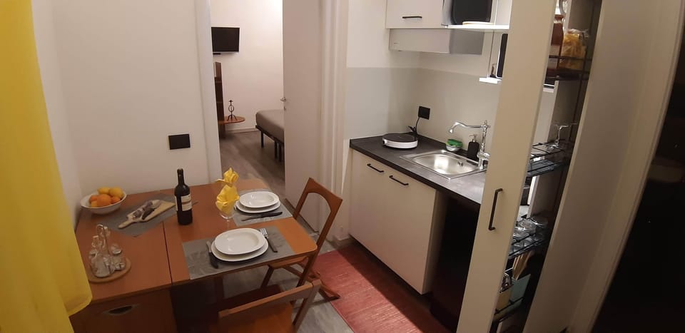 Quadruple Room, Multiple Beds, Patio, Courtyard View | Private kitchen | Mini-fridge, microwave, cookware/dishes/utensils