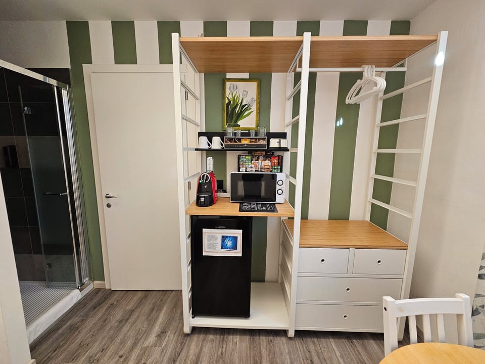 Double or Twin Room, Patio, Courtyard View | Private kitchen | Mini-fridge, microwave, cookware/dishes/utensils