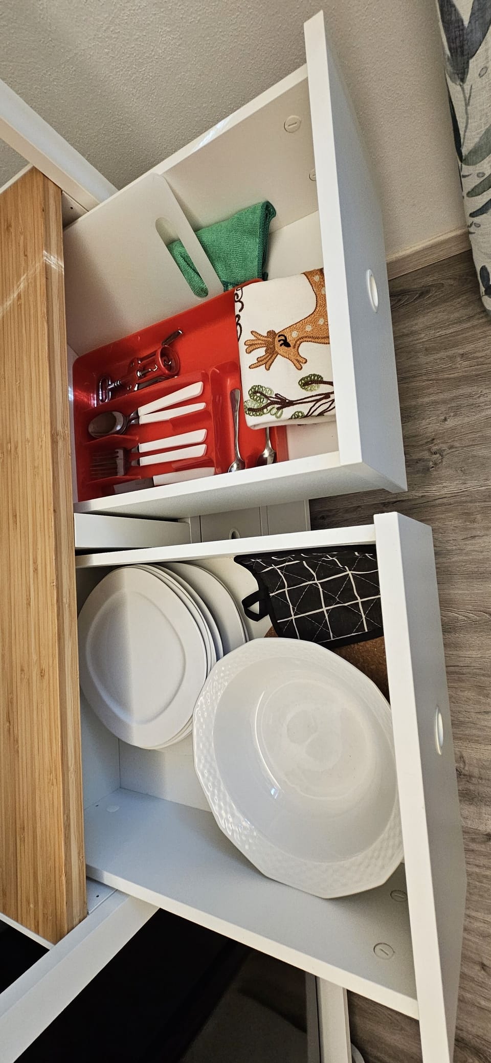 Double or Twin Room, Patio, Courtyard View | Private kitchen | Mini-fridge, microwave, cookware/dishes/utensils