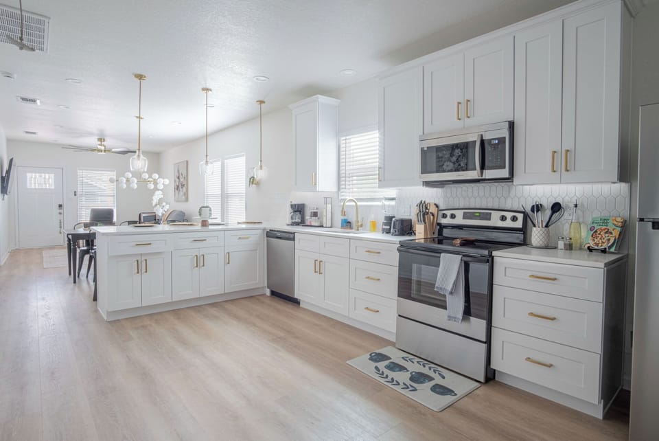 House (4 Bedrooms) | Private kitchen | Microwave, oven, coffee/tea maker, dining tables