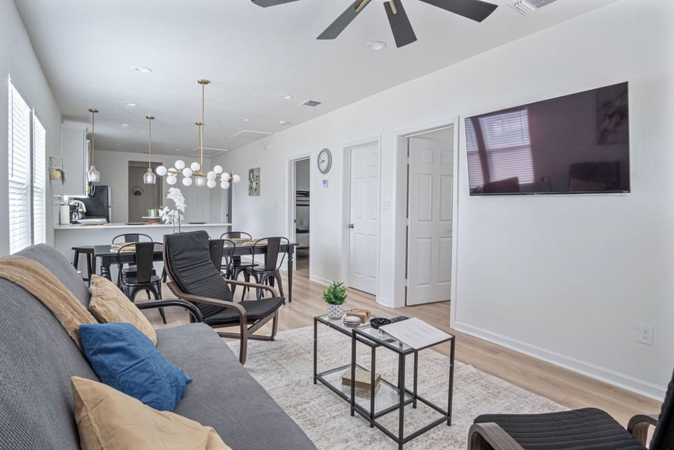 House (4 Bedrooms) | Living room | 50-inch TV with digital channels