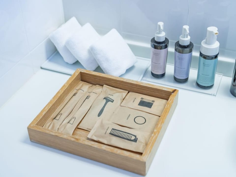 Family Suite | Bathroom amenities | Combined shower/tub, deep soaking tub, free toiletries, hair dryer