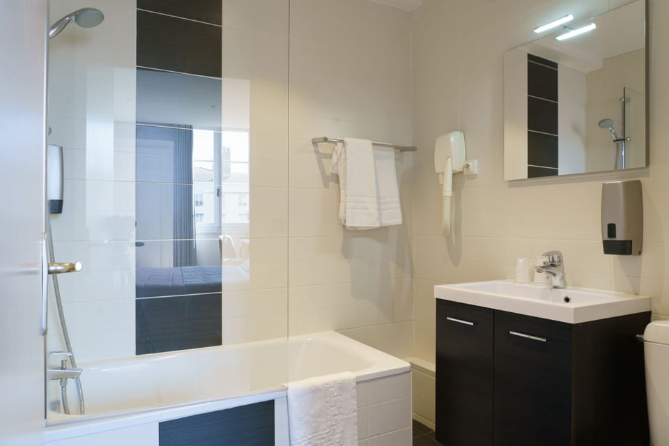 Superior Double Room | Bathroom | Free toiletries, hair dryer, towels