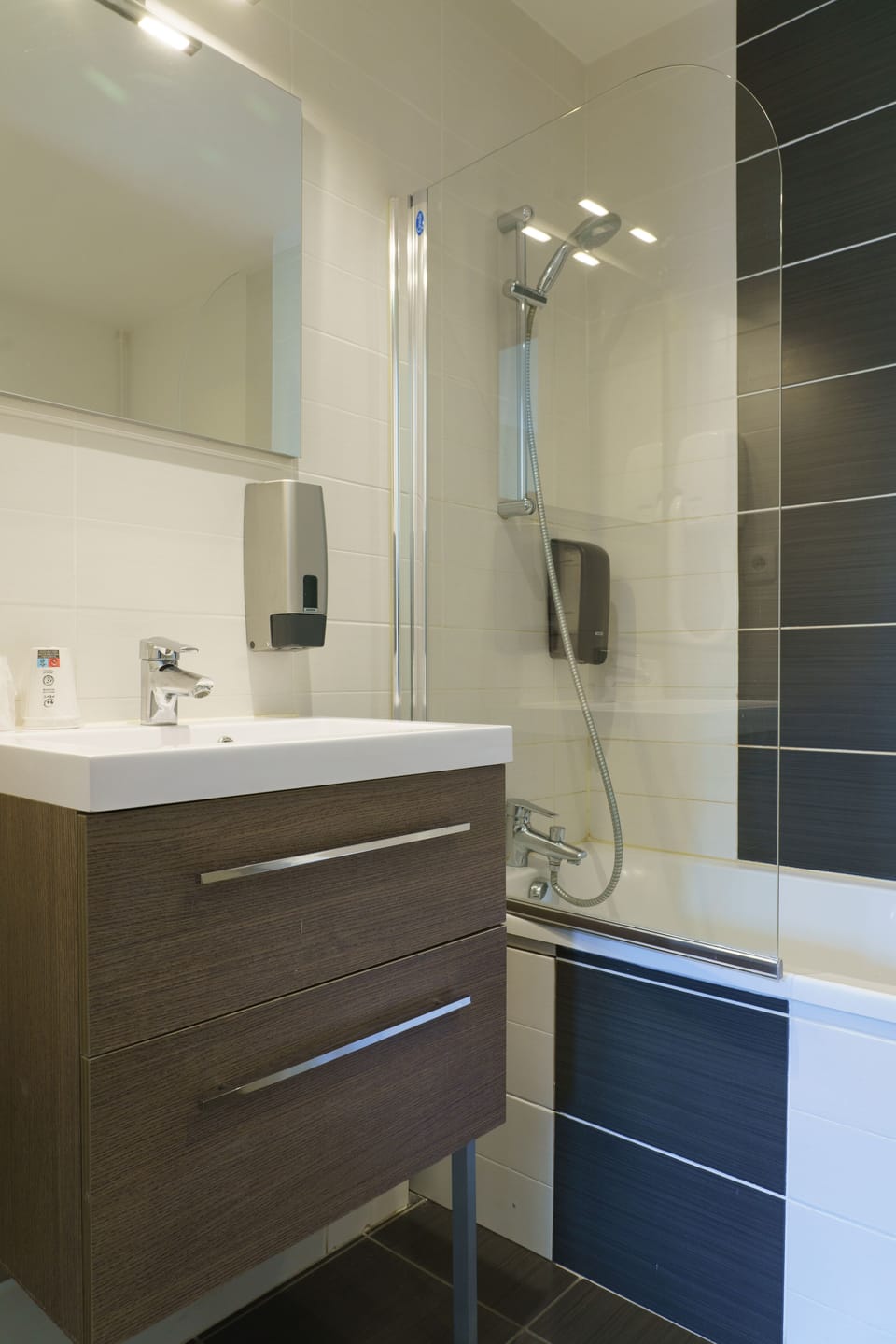 Superior Double Room | Bathroom | Free toiletries, hair dryer, towels