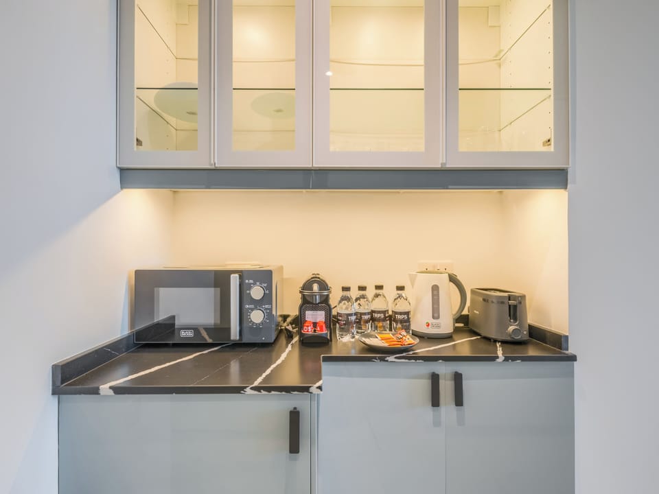 Deluxe Apartment, Balcony, City View | Private kitchen | Espresso maker, electric kettle