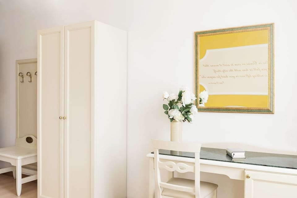 Desk, WiFi (free)