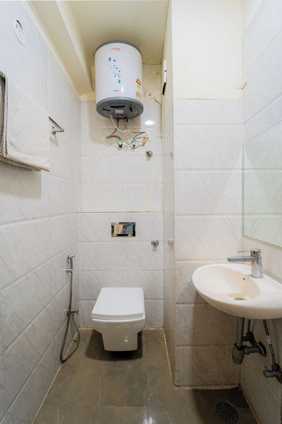 Deluxe Room | Bathroom | Shower, free toiletries, bidet, towels