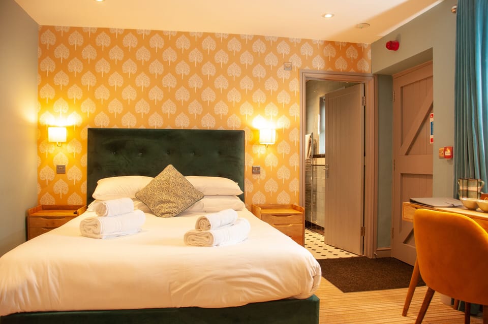 Double Room, Ensuite | Free minibar, in-room safe, desk, blackout drapes