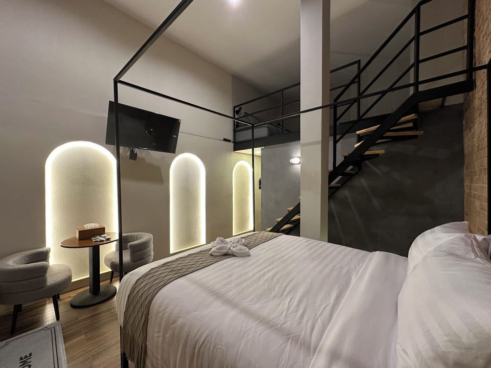 Red Brick Classic Double Room | In-room safe, blackout drapes, iron/ironing board, free WiFi