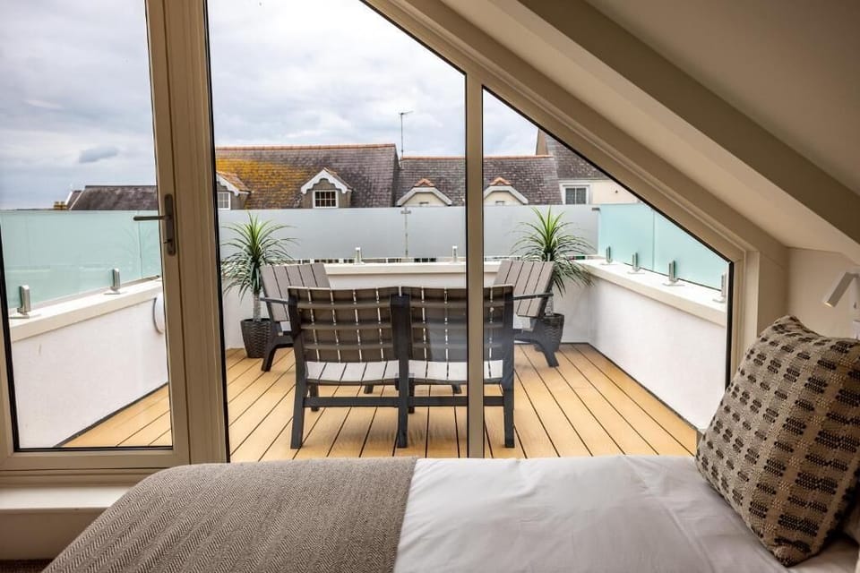 Family Double Room, 1 King Bed with Sofa bed, Courtyard View | Blackout drapes, iron/ironing board, free WiFi