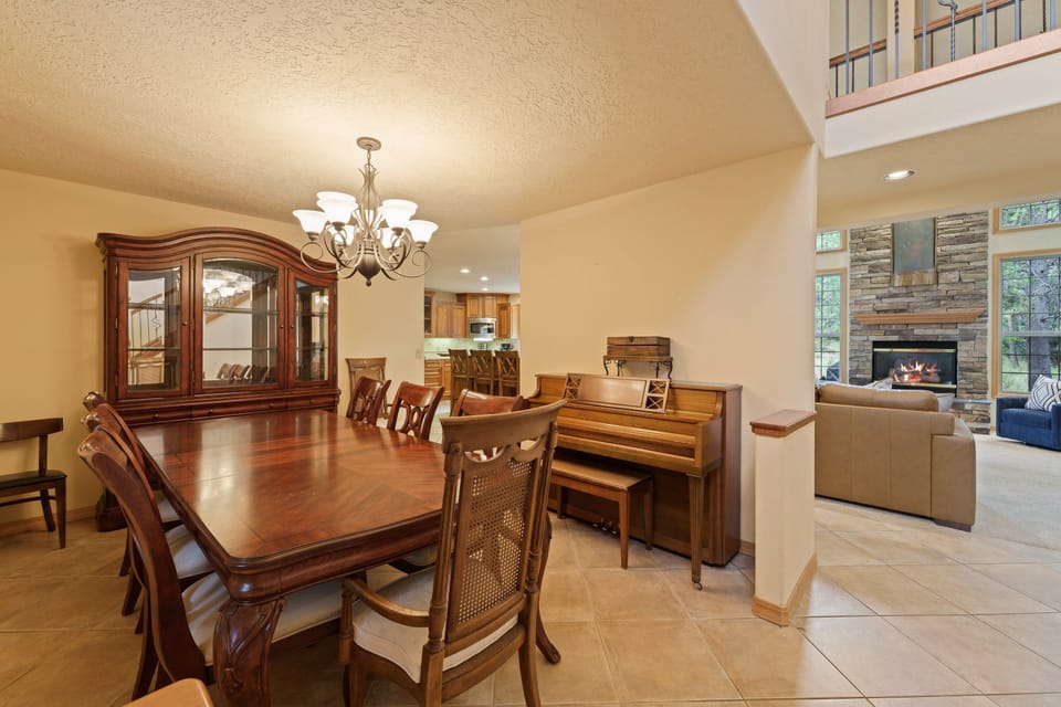 House, 5 Bedrooms | Dining