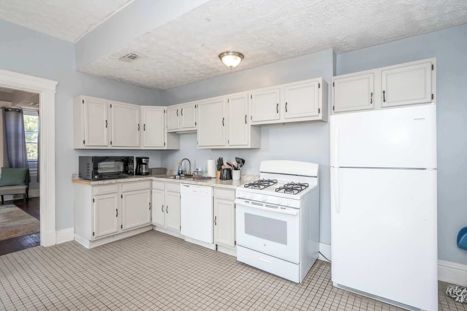 Apartment, 2 Queen Beds, Patio, Garden View (Queen City Suites 2) | Private kitchen