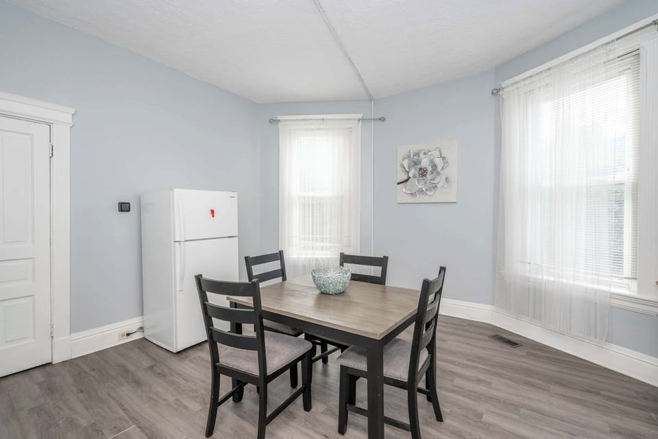Apartment, 1 Queen Bed with Sofa bed, Patio, Garden View (Queen City Suites 1) | Dining