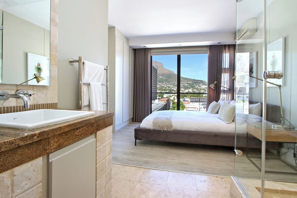 Deluxe Penthouse, Patio, City View | Free WiFi