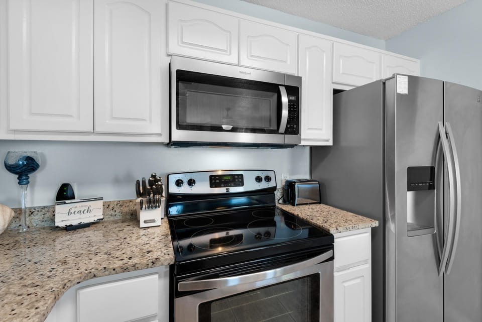 Condo, 1 King Bed with Sofa bed (Gulf Island 232 - Sunset Suite) | Private kitchen | Oven, toaster