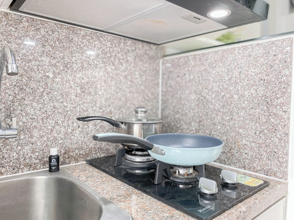 Standard Apartment | Private kitchen | Cookware/dishes/utensils