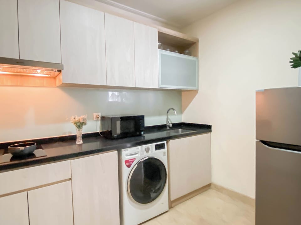 Standard Apartment | Private kitchen | Cookware/dishes/utensils