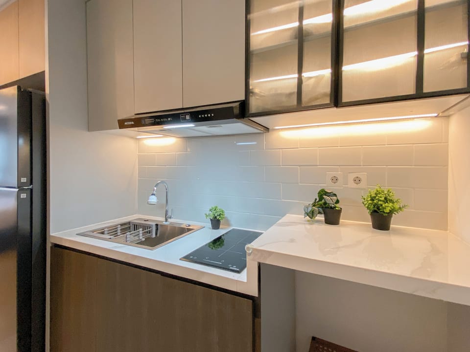 Apartment | Private kitchen | Fridge, stovetop, cookware/dishes/utensils